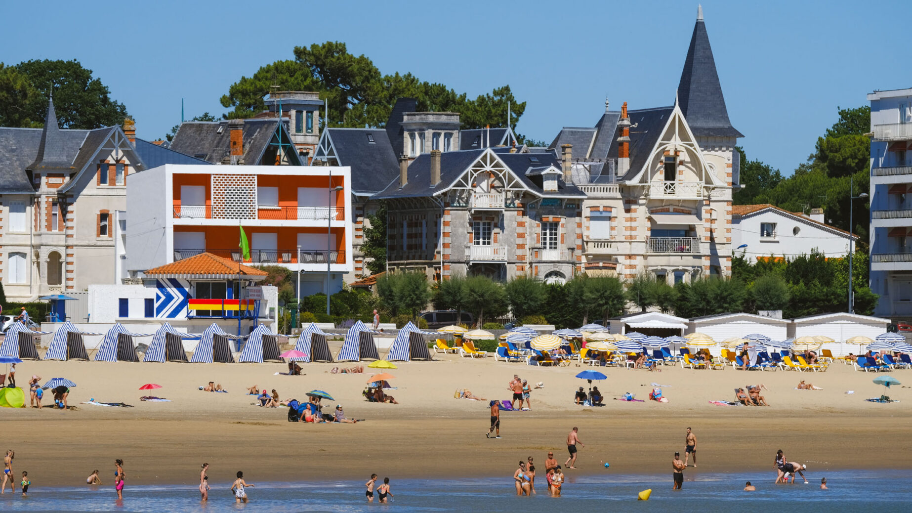 Tro­p­ika­li­sierte Seebad-Moderne – enkel­tauglich!